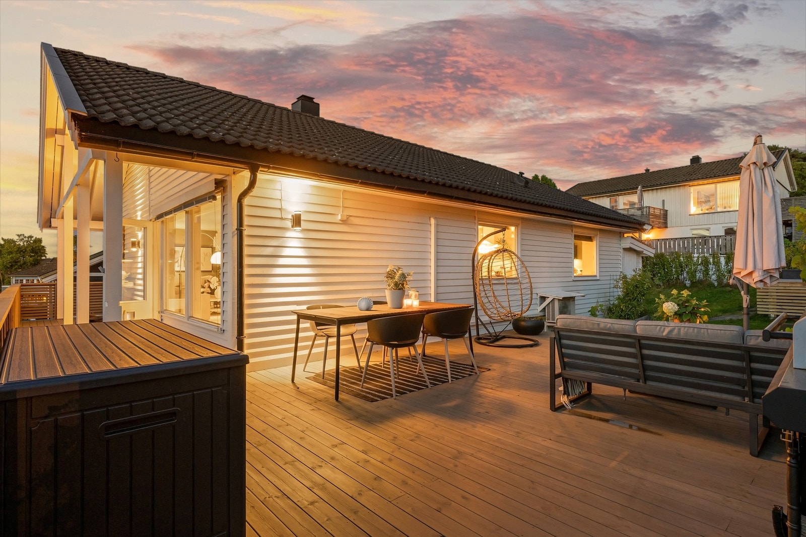 Uteområdet er opparbeidet med terrasse, platting og hage, fordelt på flere soner rundt boligen. Galleribilde