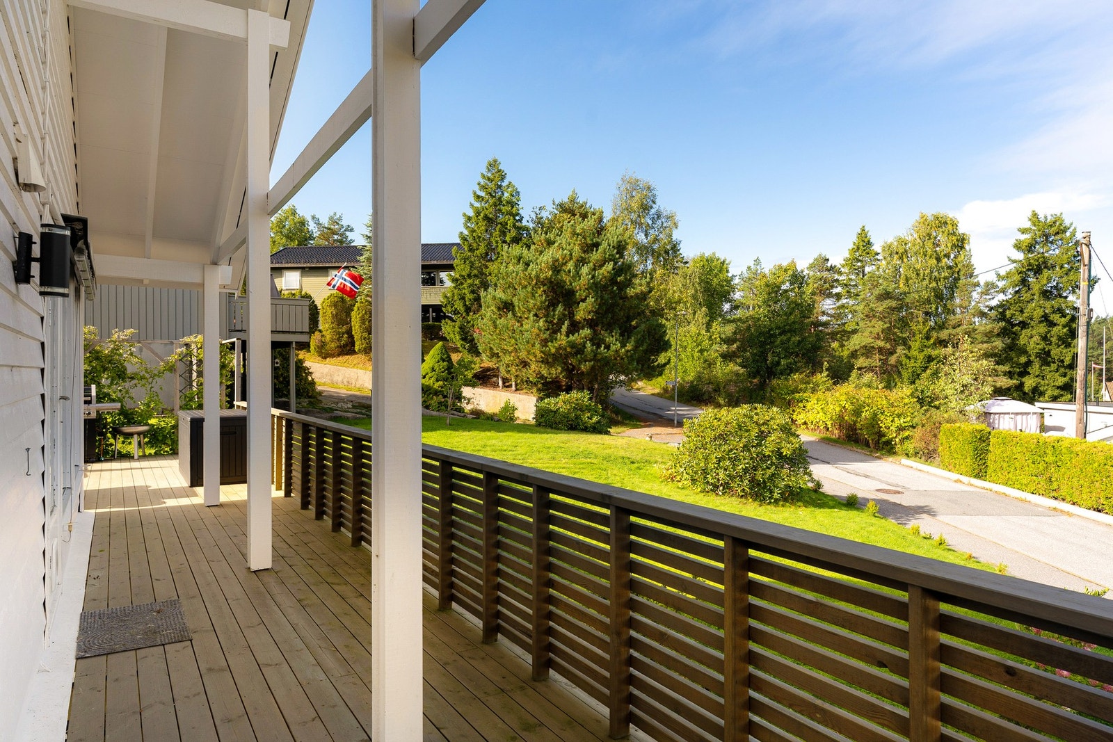 Stue og spisestue har direkte utgang til terrassen og uteområdene. Galleribilde