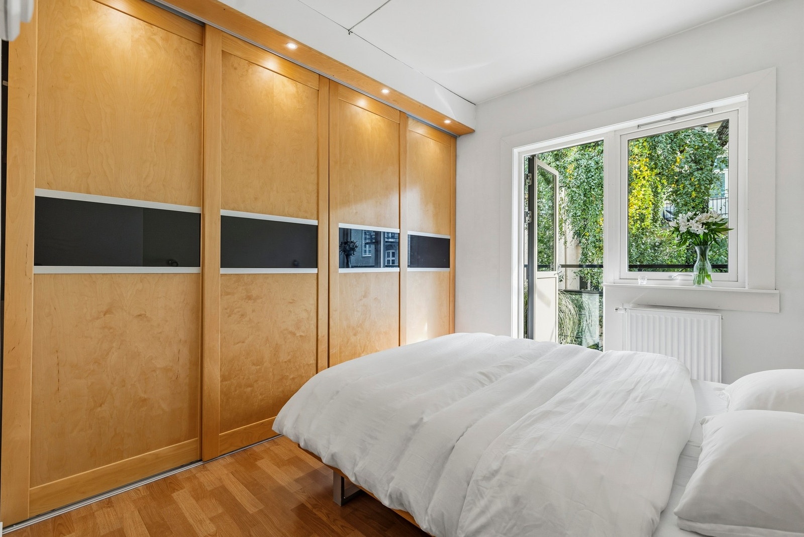 Soverommet har en stor skyvedørsgarderobe som gir god og oversiktlig oppbevaring. Galleribilde