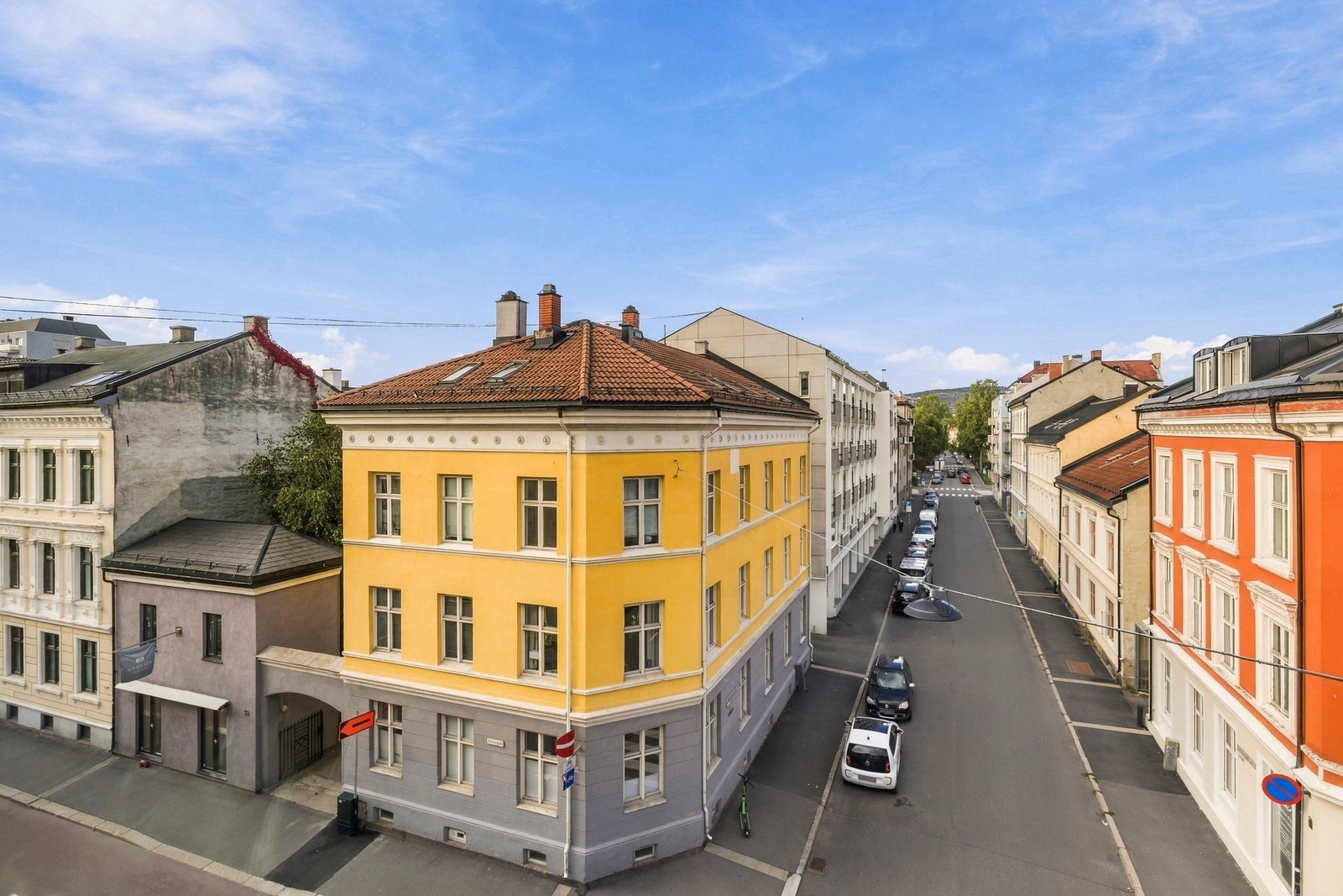 Nabolagets varierte fasader og klassiske bygårder gir omgivelsene et sjarmerende bypreg. Galleribilde