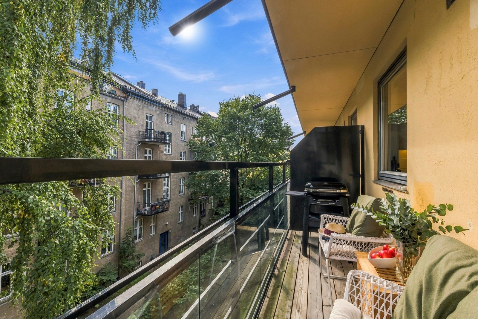 Balkongen har terrassebord og markise og gir en hyggelig uteplass til avslapning. Galleribilde