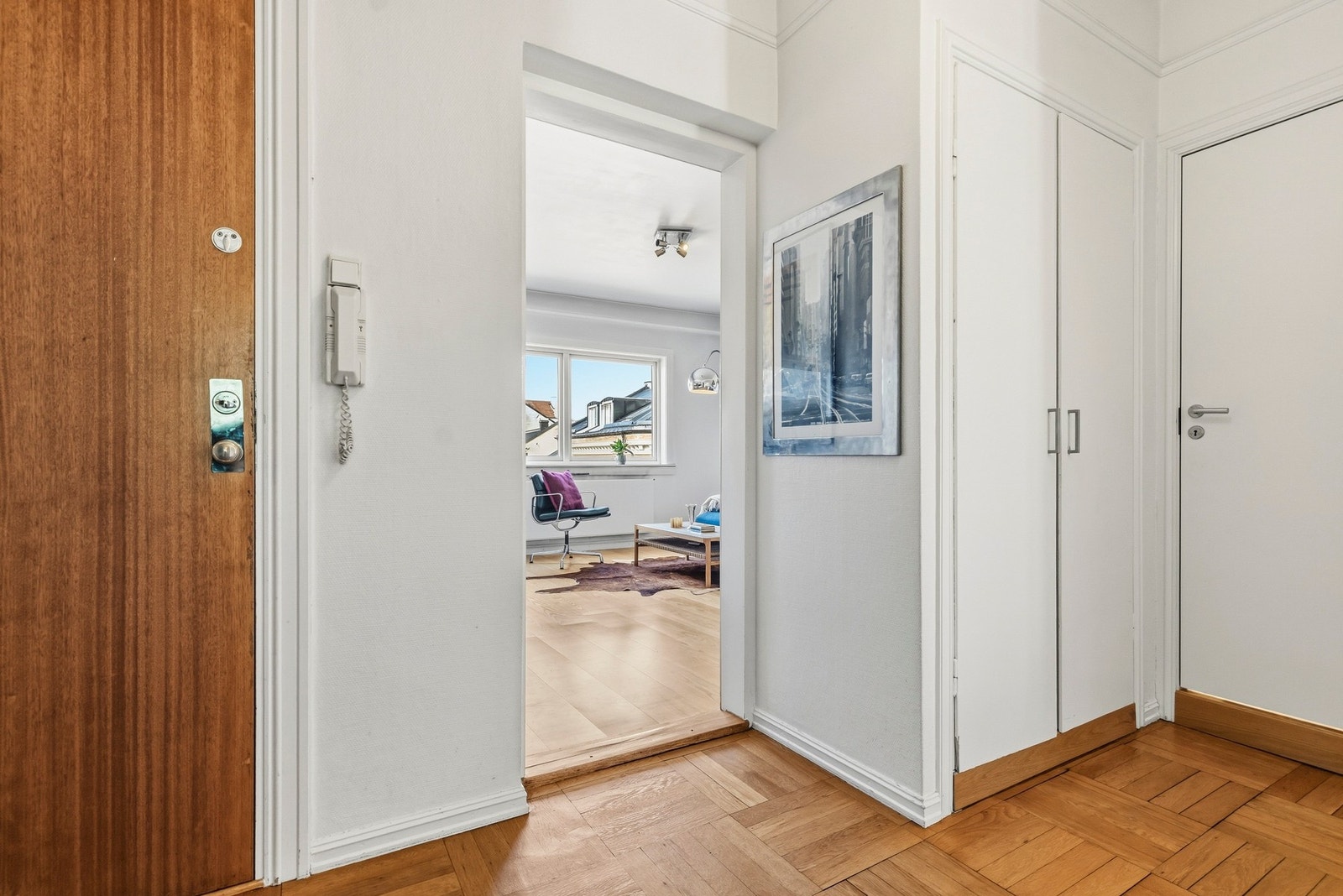 Et innebygd skap gir plass til yttertøy og sko. Leiligheten disponerer også en kjellerbod til ekstra oppbevaring. Galleribilde