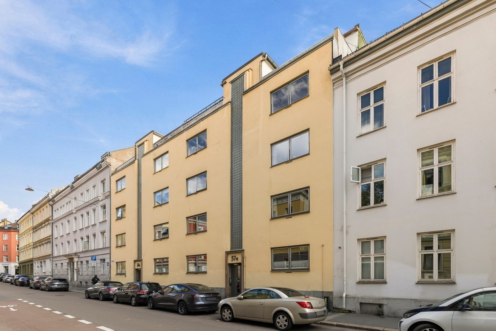 Bygårdens lyse fasade vender ut mot gaten og føyer seg inn i den varierte bebyggelsen. Galleribilde