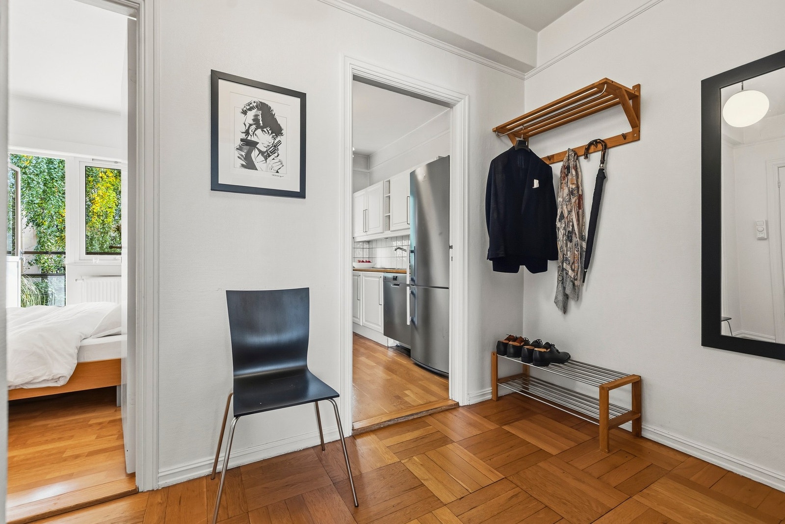 Entréen ligger sentralt i boligen og gir adkomst til alle rom. Galleribilde
