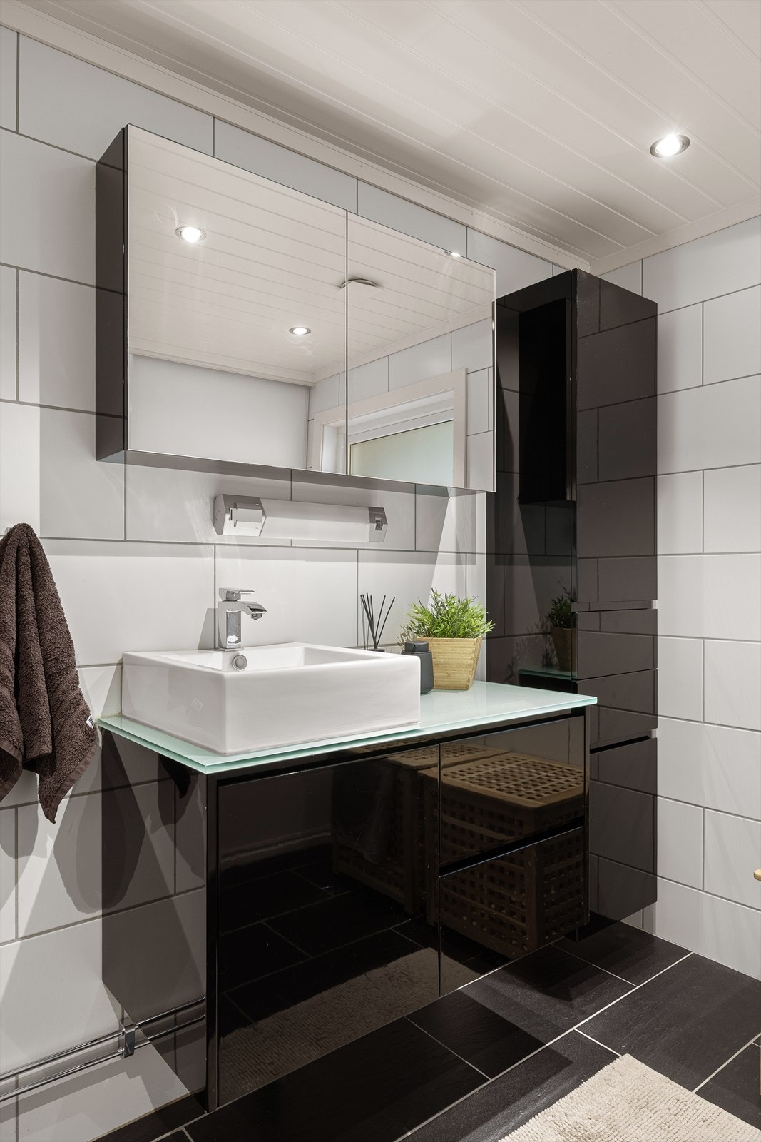 Badet har varmekabler i gulv og downlights i tak Galleribilde