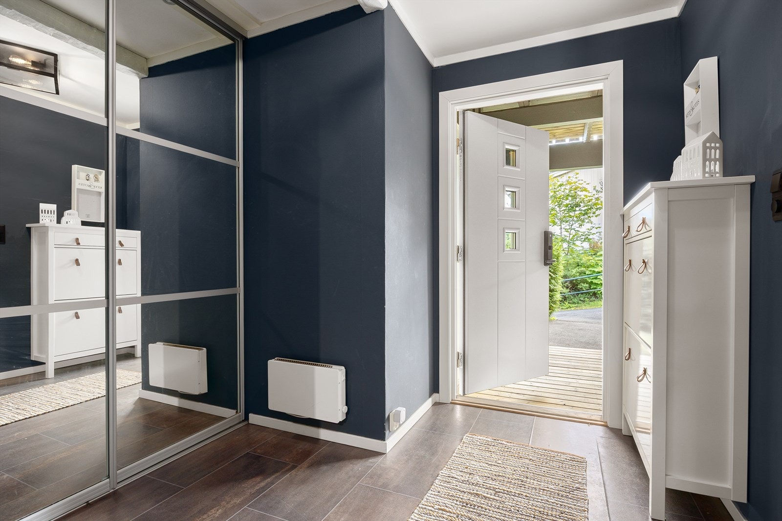 Hall med skyvedørsgarderobe med speilfronter Galleribilde