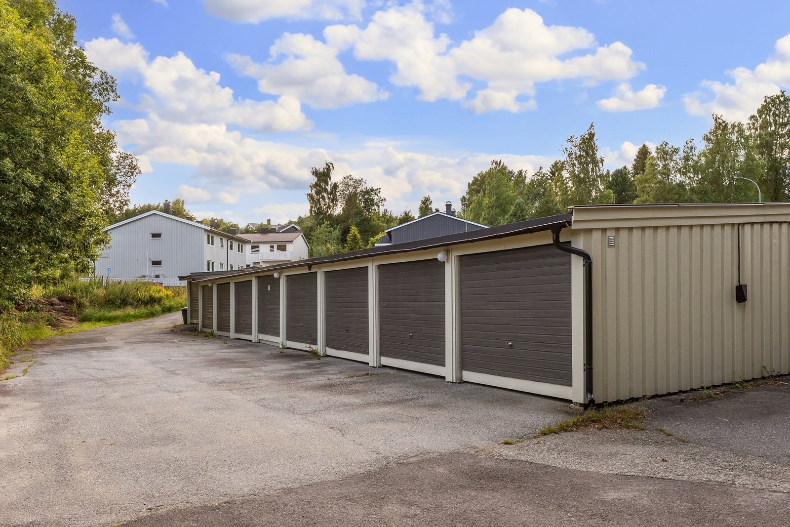 Boligen disponerer en garasjeplass i felles rekke Galleribilde