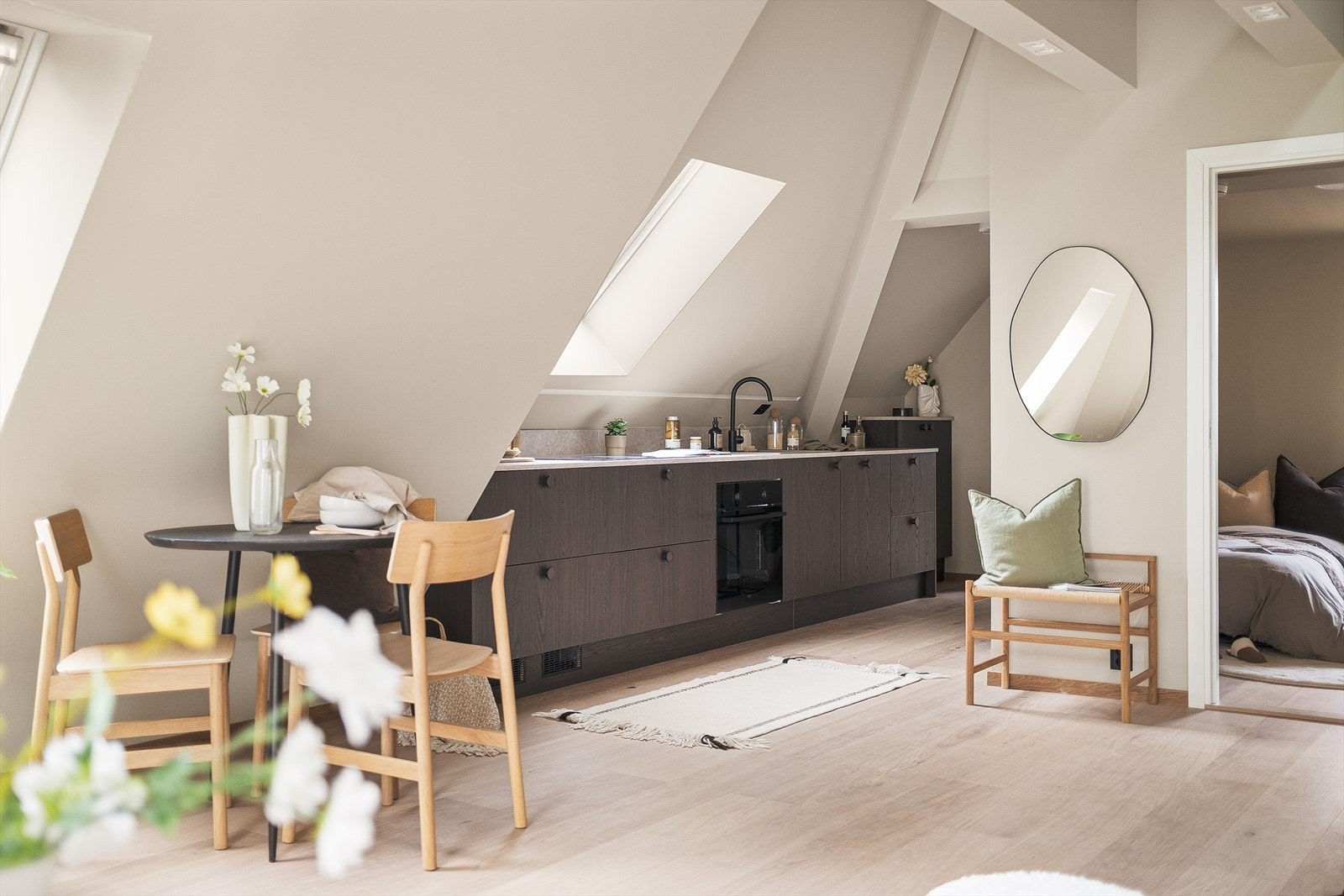 En rålekker selveierleilighet i klassisk bygårdsdrøm midt i Bergen sentrum. Bygården er bygget i 1987 og totalrenovert i 2026 med vakre detaljer som pilaster, stram symmetri, og markerte etasjeskiller. Galleribilde