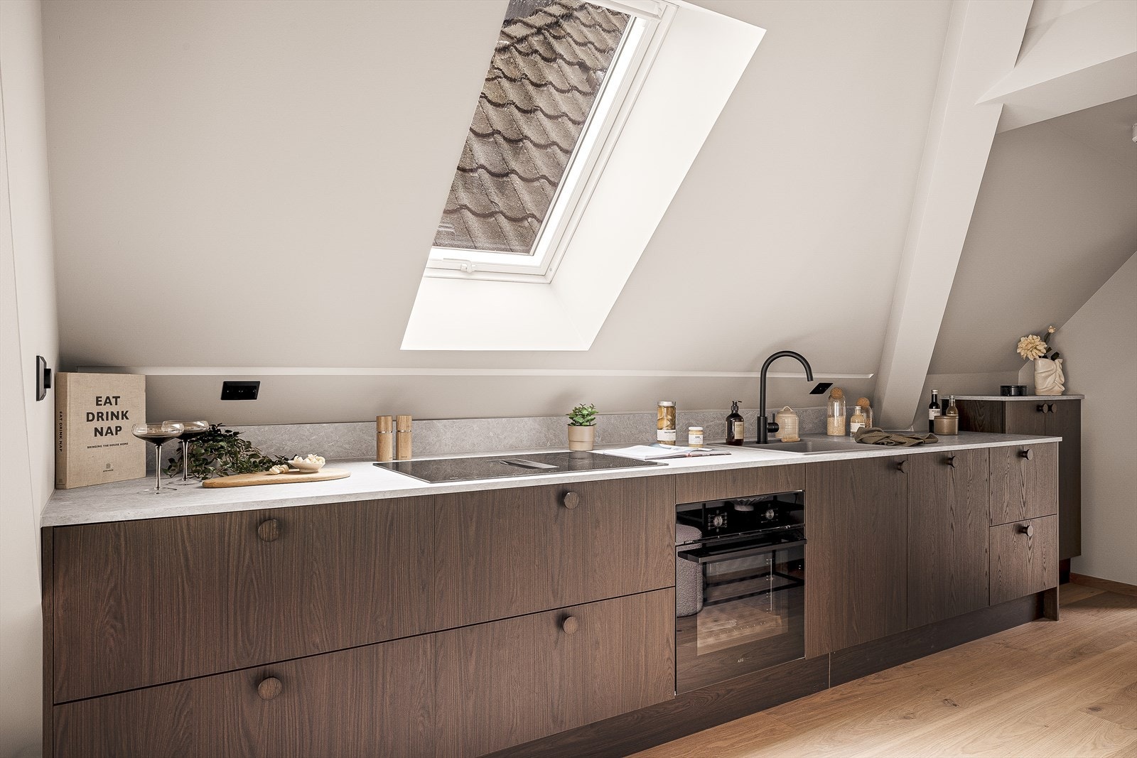 Kjøkkenet er levert av Danmarks bestselgende kjøkkenleverandør Designa, og består av lekre glatte fronter med slitesterk benkeplate av laminat. Galleribilde
