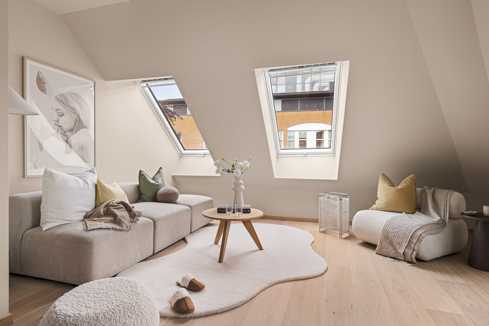 Gode muligheter til møblering etter eget ønske og behov. Det er blant annet god plass til hyggelig spisegruppe. Galleribilde