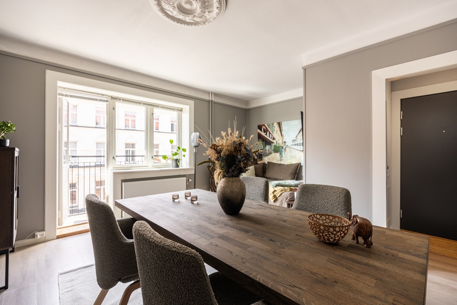 Åpen, lys og innbydende stue med god plass til ønsket møblement. Utgang til balkong fra stuen Galleribilde