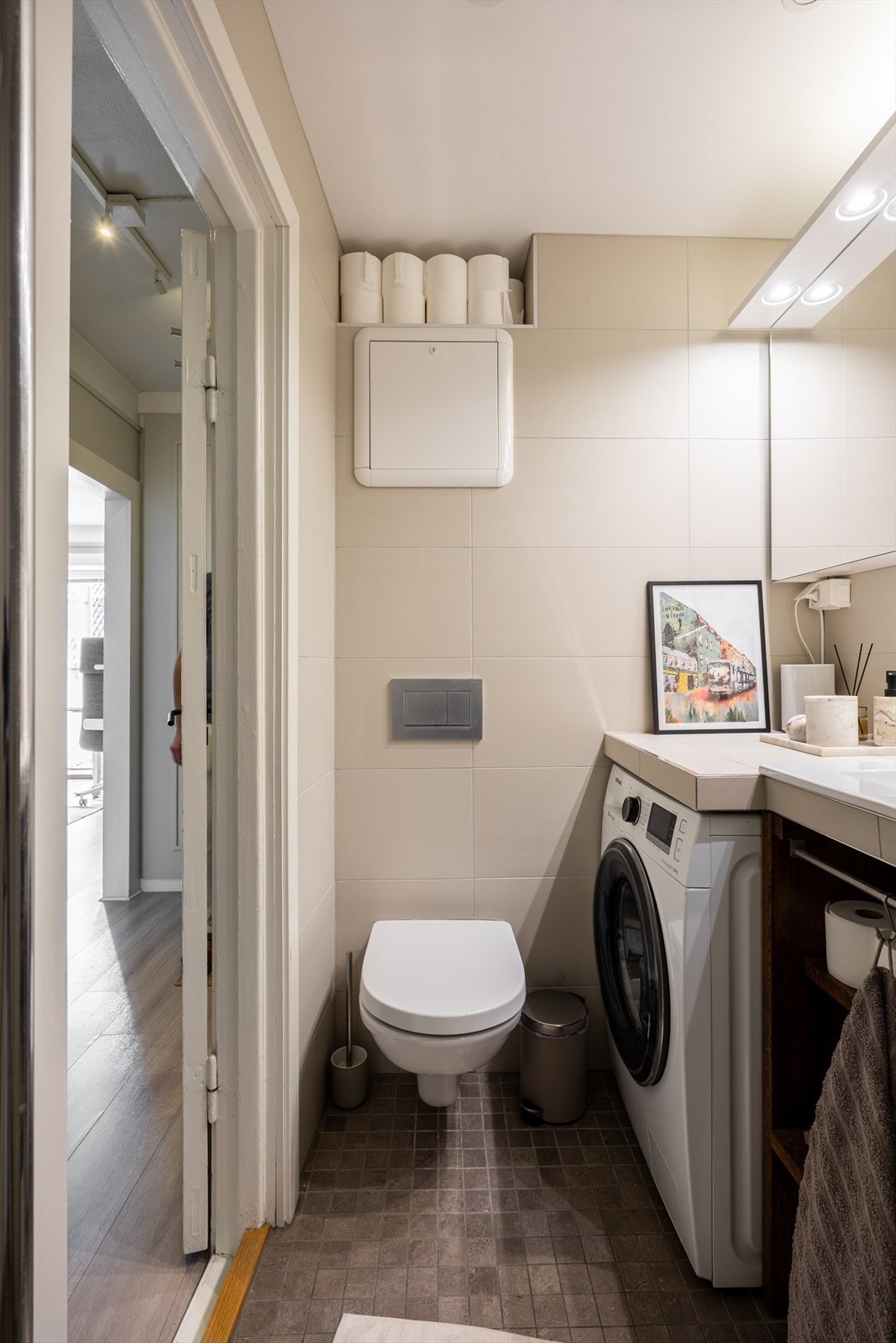 Badet er fra 2018 med flislagte overflater og elektriske varmekabler Galleribilde