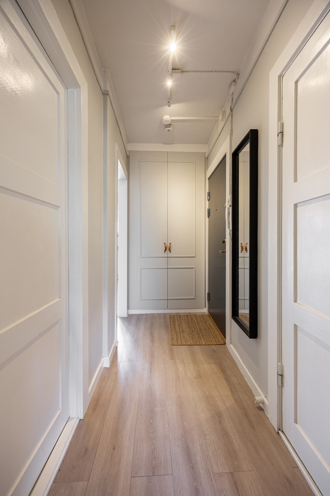 Romslig entre med god plass til oppbevaring i innebygde skap Galleribilde