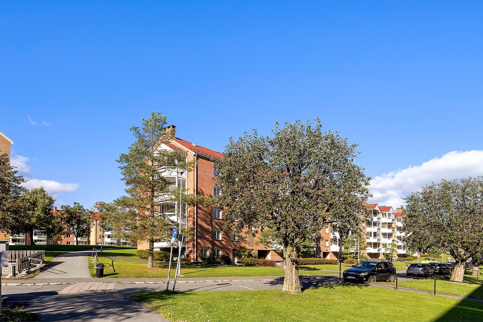 Leiligheten ligger fint og solrikt til på enden av bygget. Galleribilde