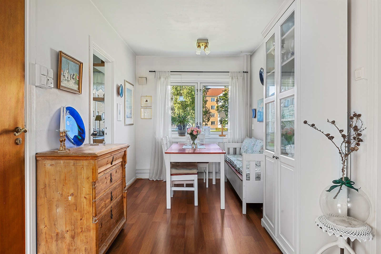 Spisestue med plass til spisebord for hverdag og hyggelige sammmenkomster. Galleribilde