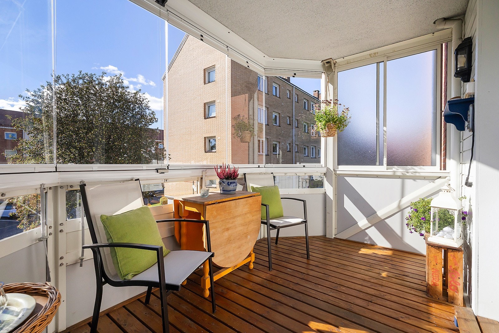 Stor og fin innglasset balkong med sol fra formiddag til utover kvelden. Galleribilde