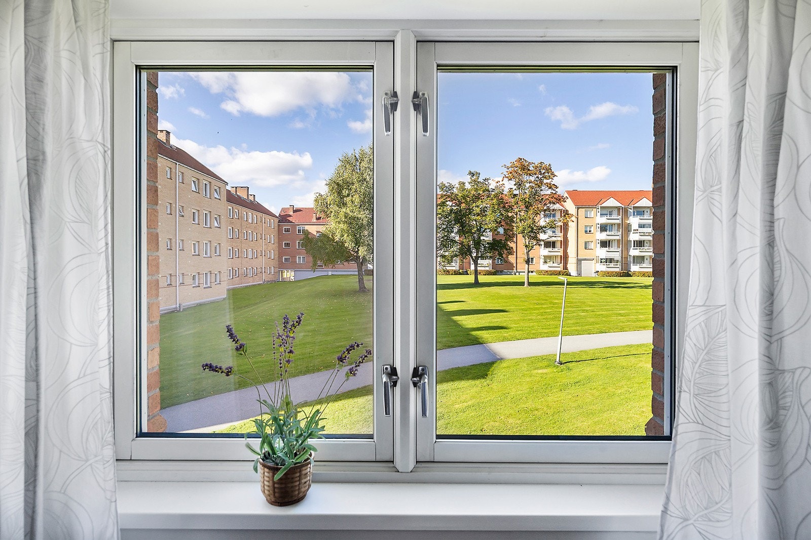 Utsikt fra spisestuen mot store, fine grøntarealer. Galleribilde