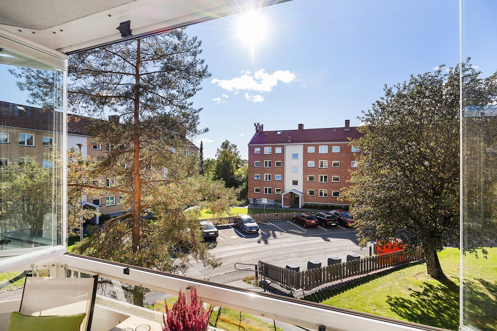 Innglassingen kan åpens opp og skyves tilside på godværsdager. Galleribilde