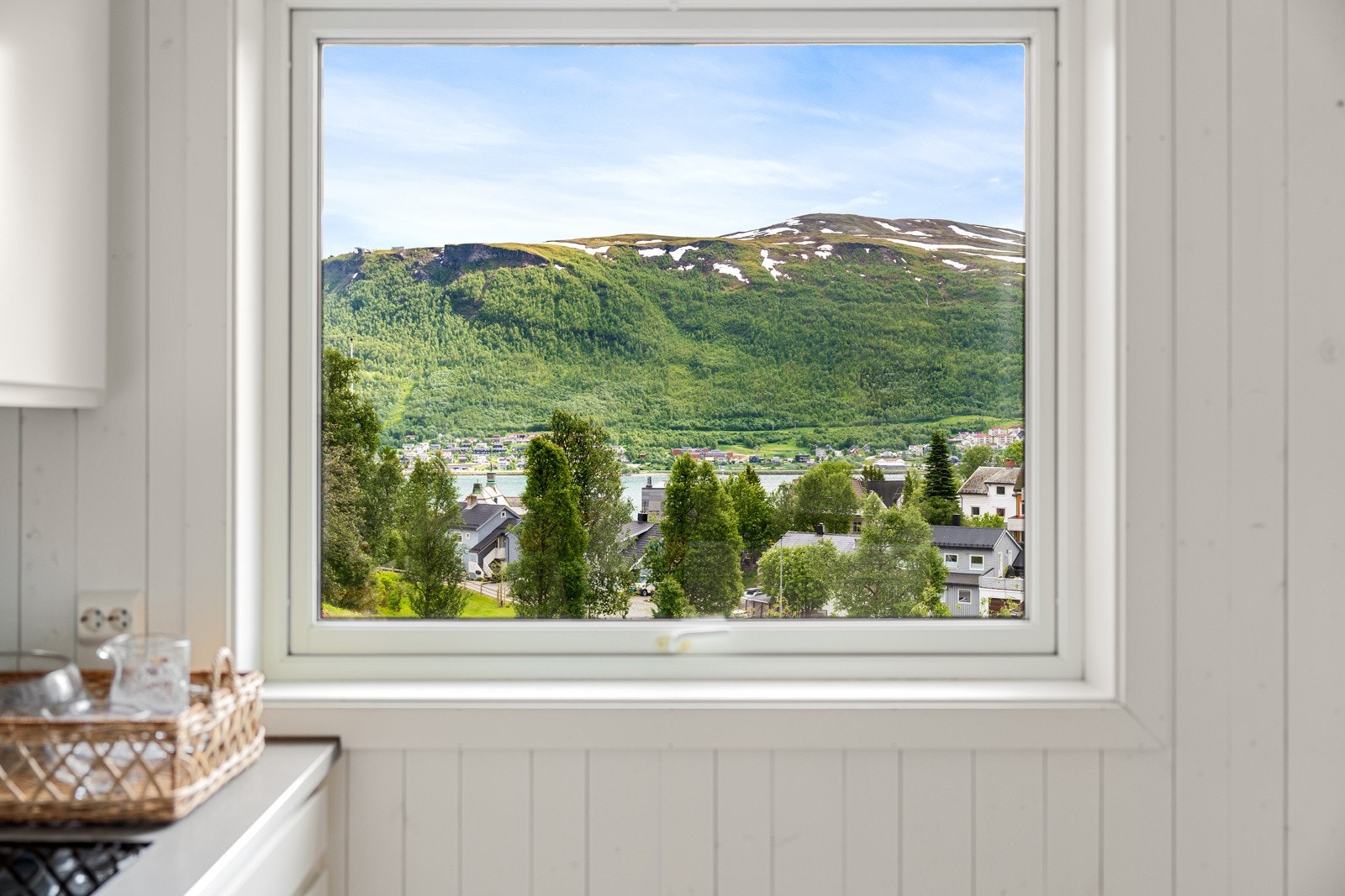Nydelig utsikt fra kjøkkenet.