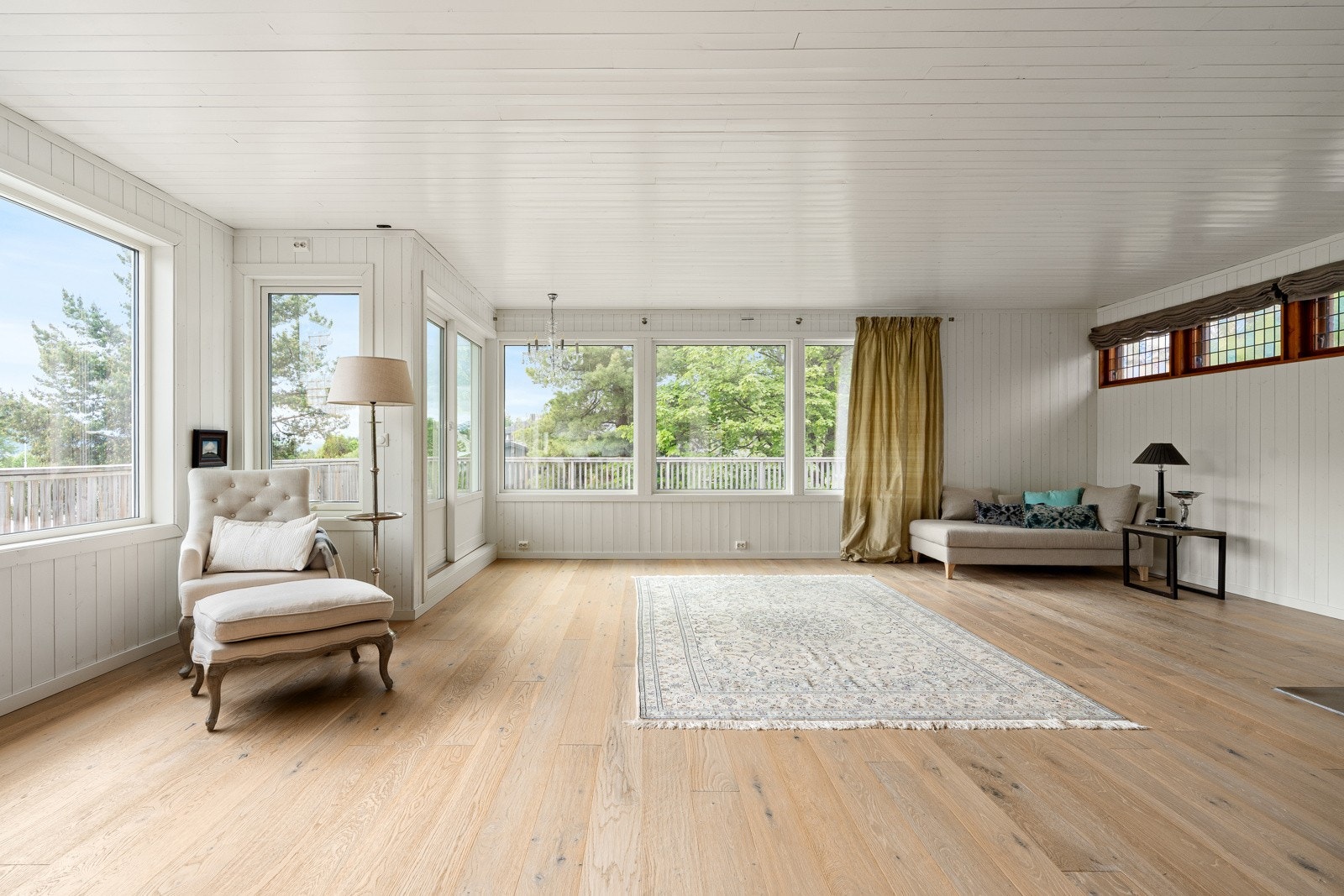 Store vindusflater slipper inn rikelig med dagslys og fremhever den flotte utsikten og den attraktive plasseringen.