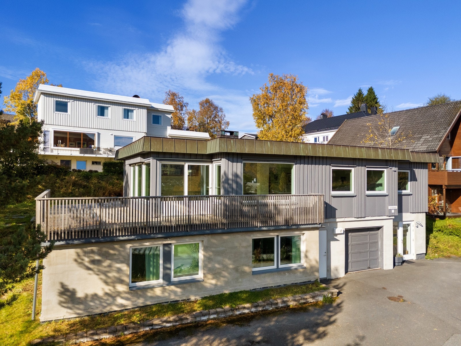 Utgang til veranda med svært gode sol- og utsiktsforhold.