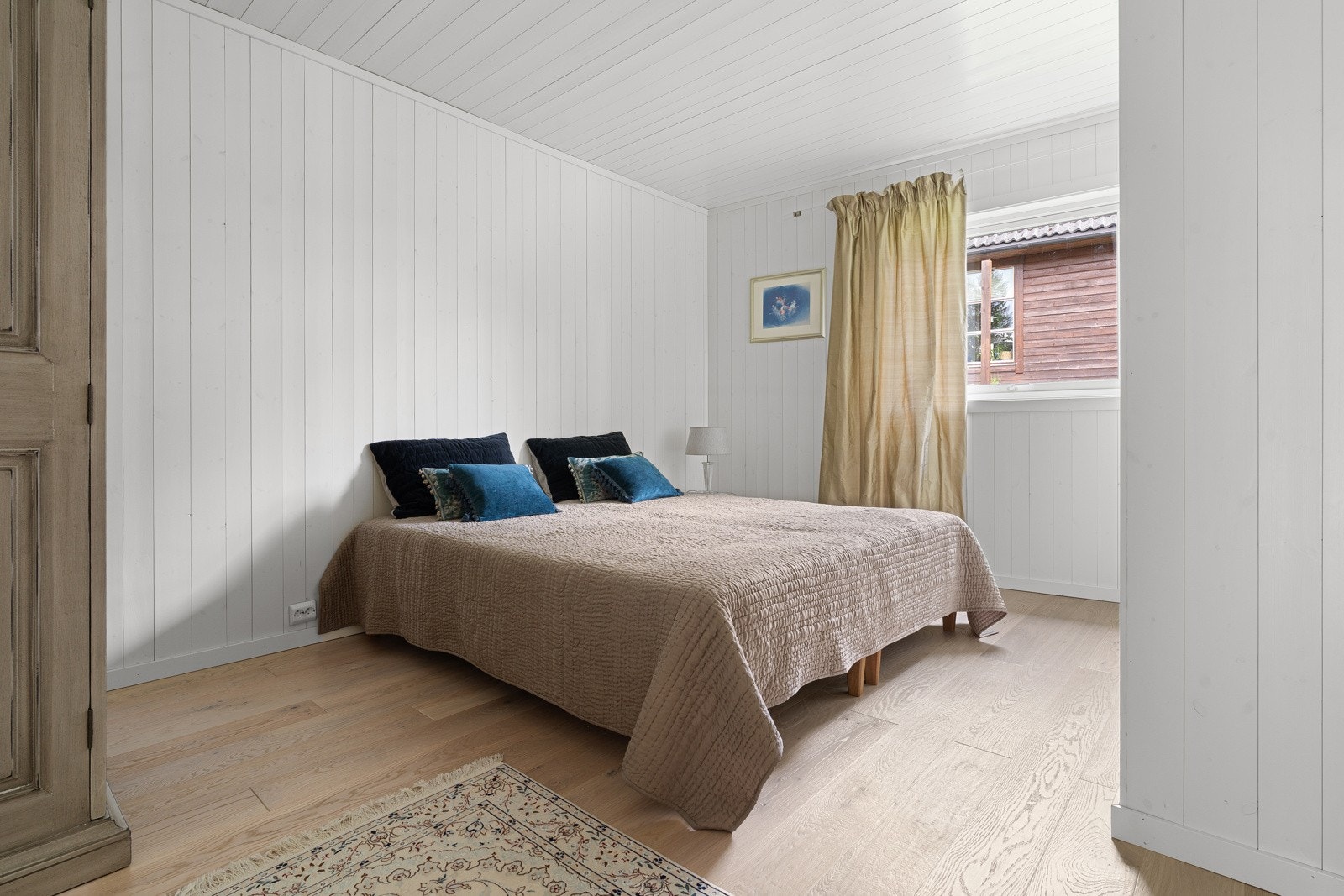 Hovedsoverom med egen inngang til baderom.