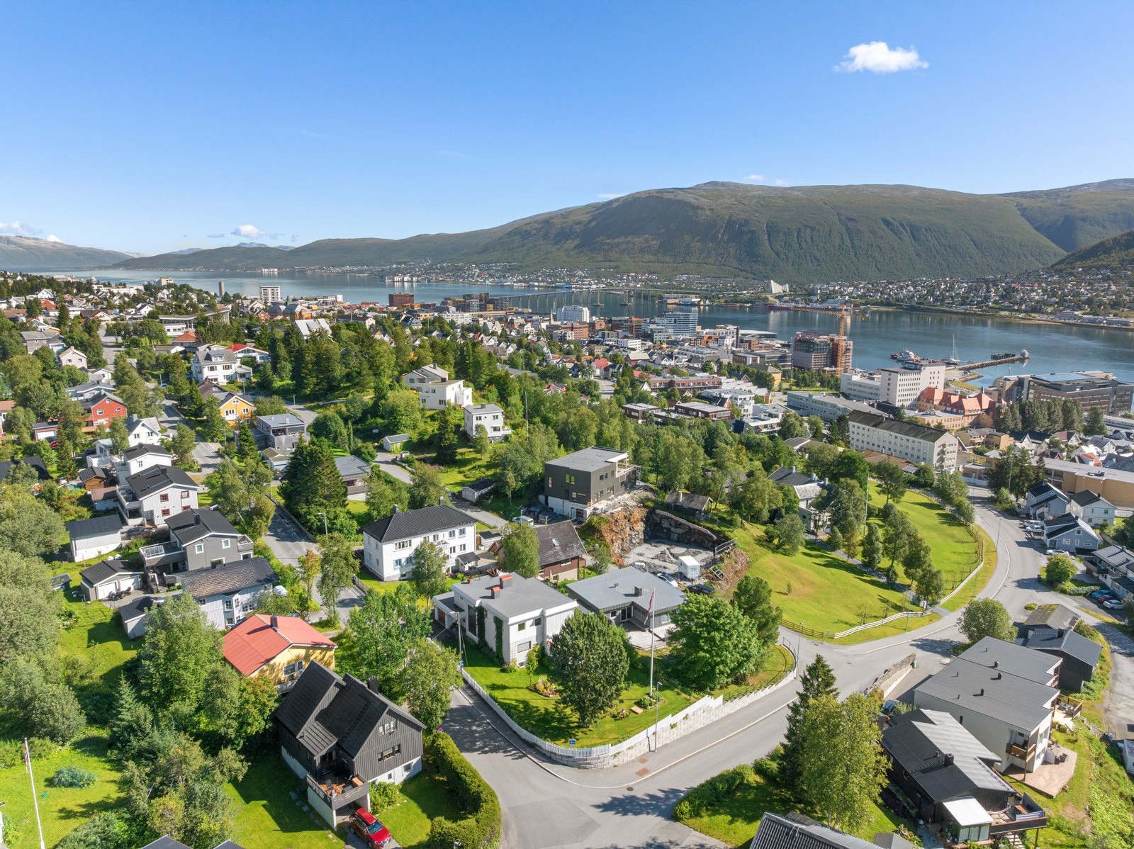Austadvegen 1 ligger attraktivt til på Alfheim.