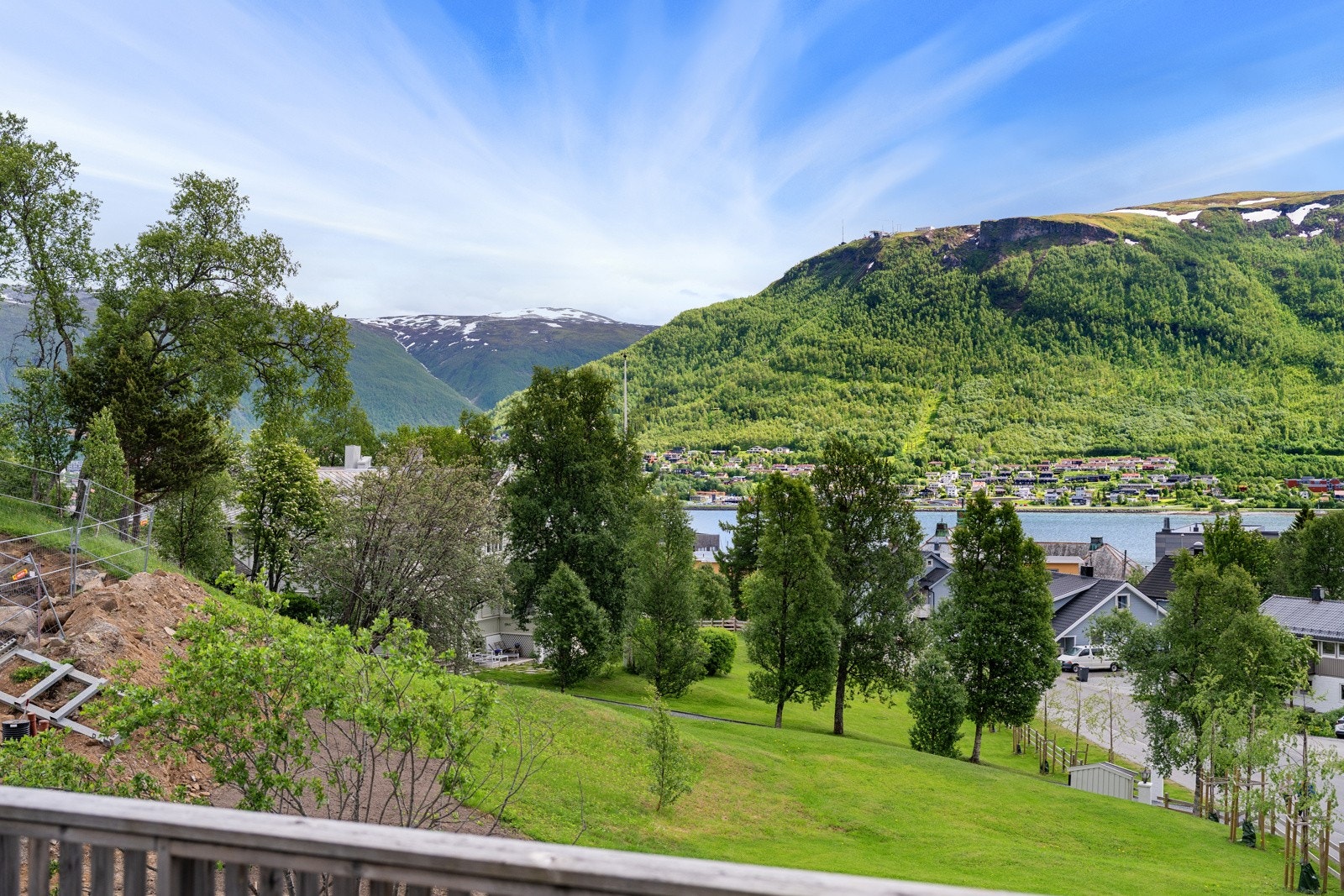 Et område kjent for sin sentrale beliggenhet, rolige omgivelser og korte avstander til sentrum, skoler, barnehager, dagligvare, treningsfasiliteter og flotte rekreasjonsområder.