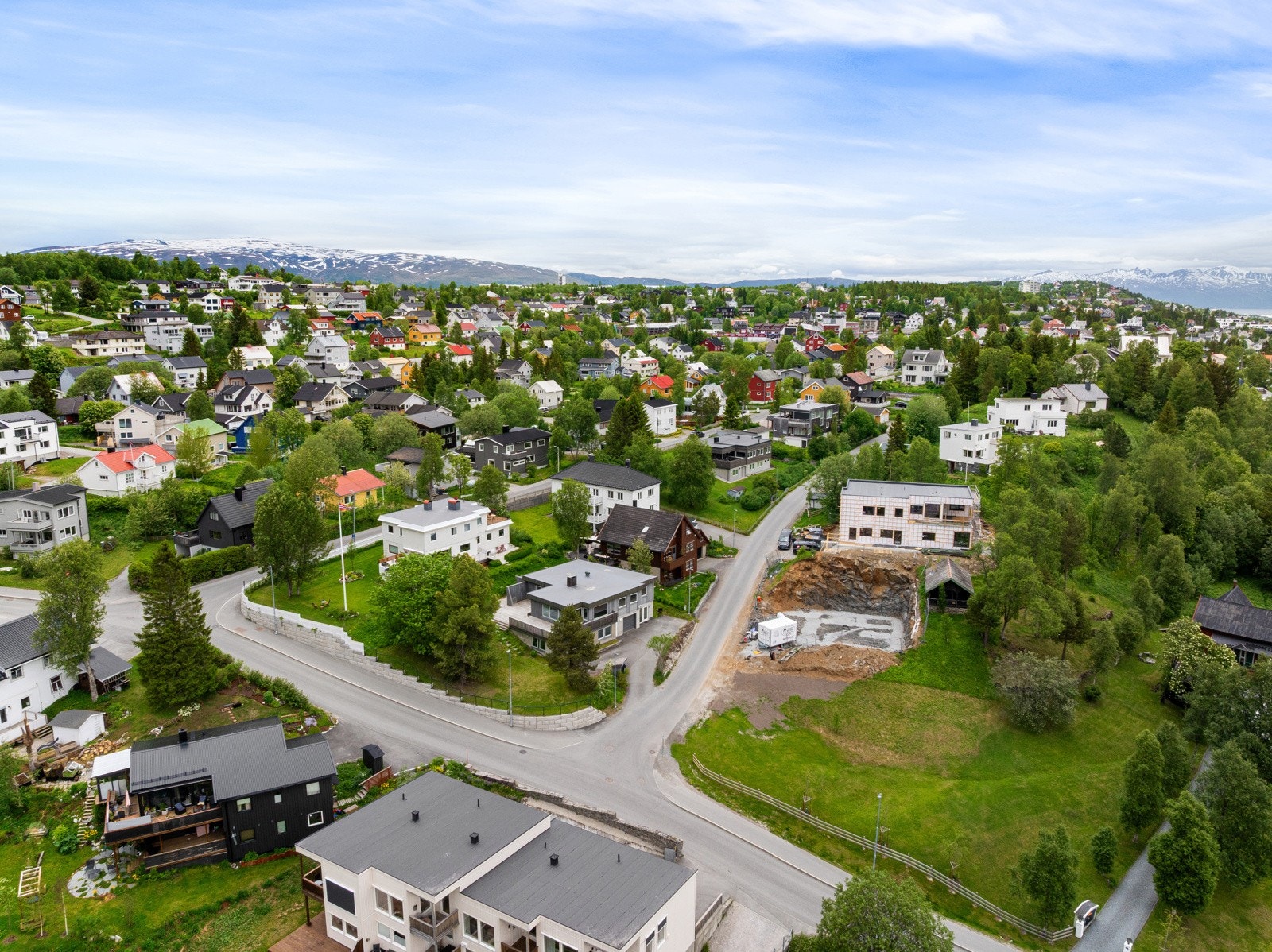 Fra eiendommen kan man nyte utsikt over nærområdene og gode solforhold gjennom store deler av dagen.