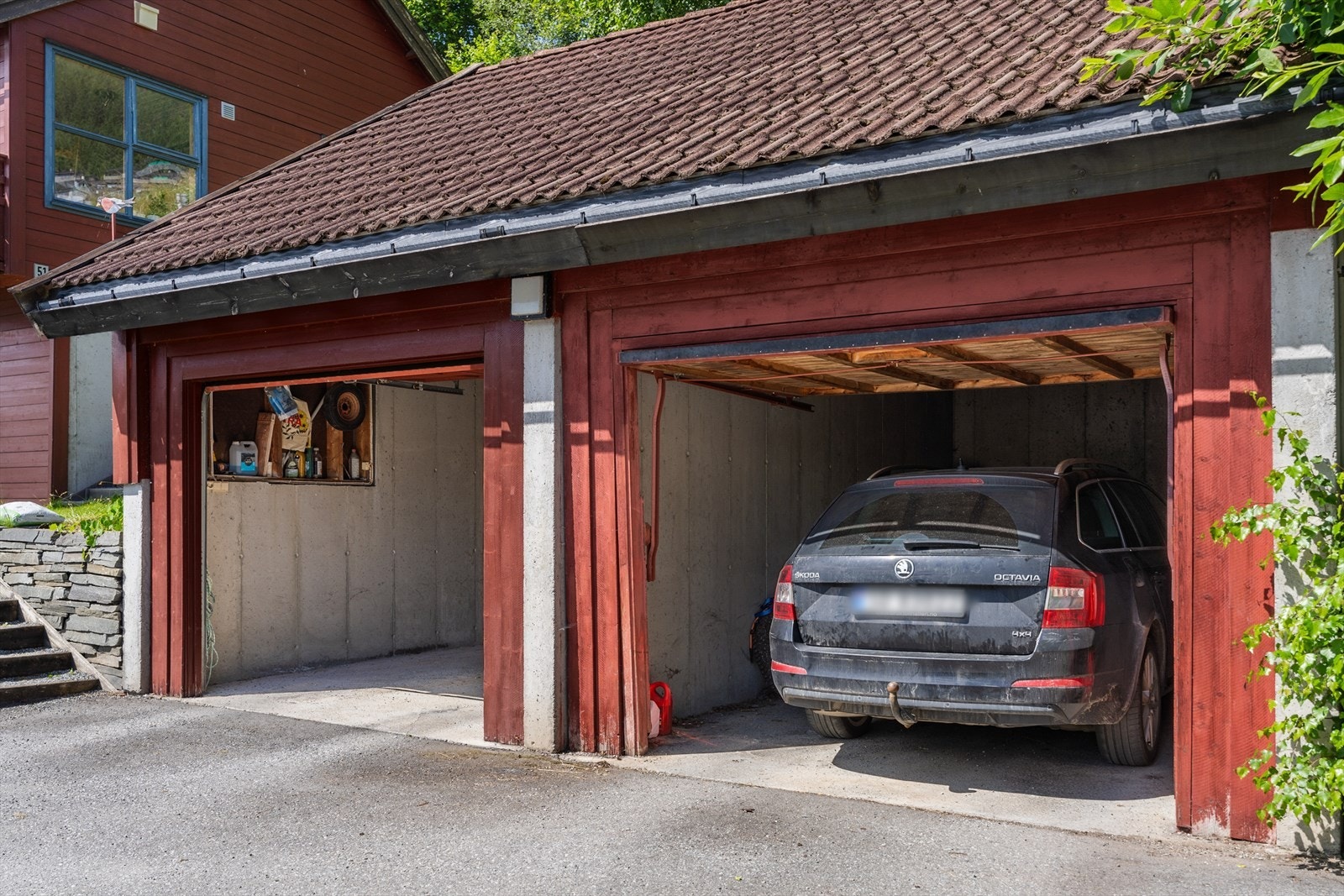 Garasje (det er plassen til høyre i bildet). Galleribilde