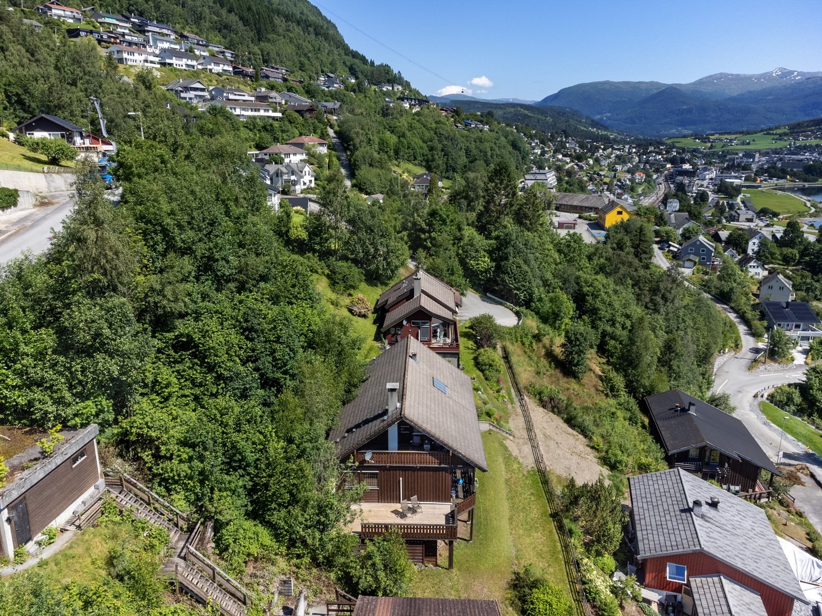 Tomten er stor og egner seg kanskje til å deles i to! Galleribilde