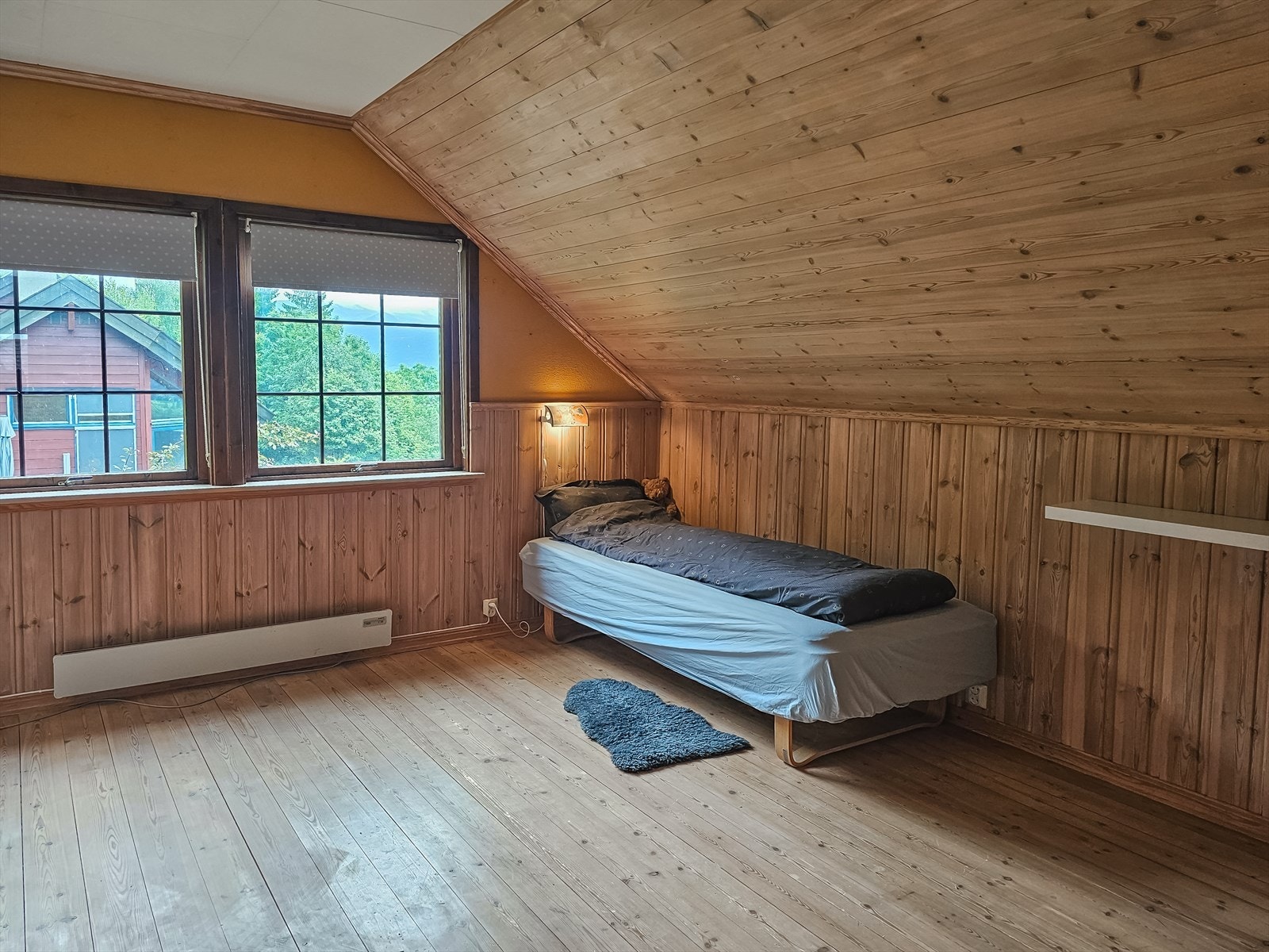Romslig soverom (selgers egne bilder) Galleribilde