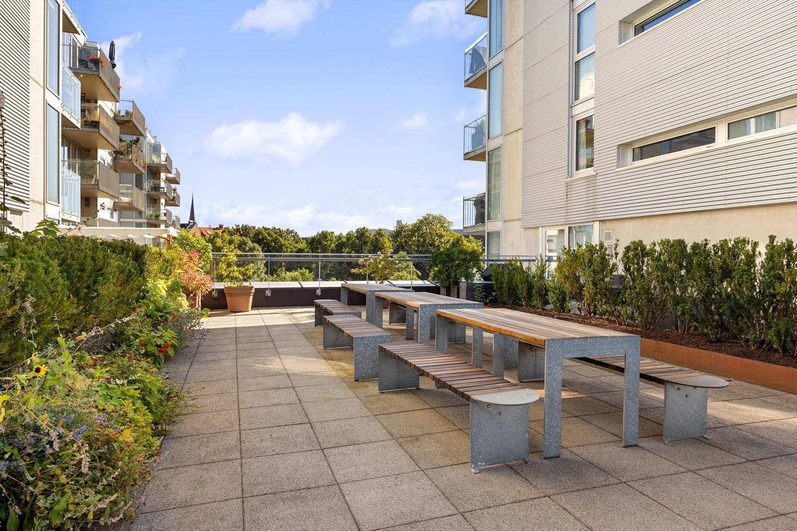Sameiet har en nydelig felleshage samt felles takterrasse med fantastisk sol- og utsiktsforhold Galleribilde