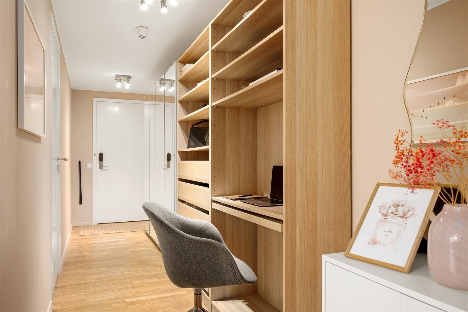 Praktisk innredning av gang med kontorplass og garderobe Galleribilde
