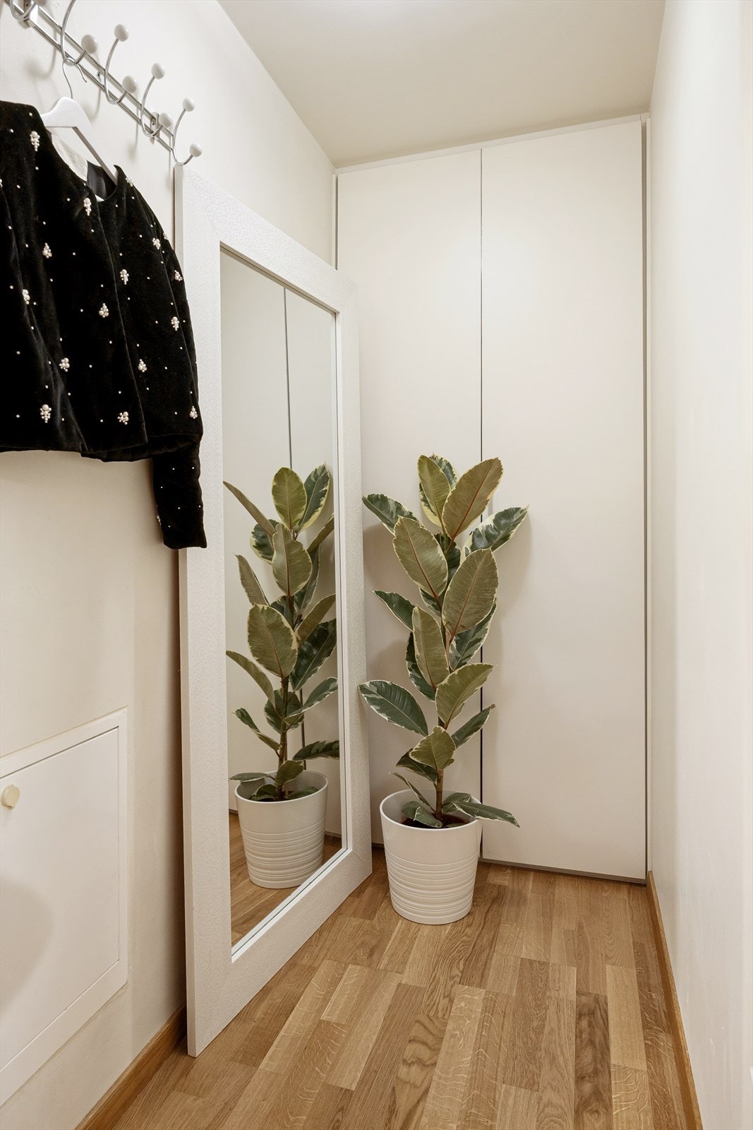 Leiligheten har også en utrolig praktisk innvendig bod! Her kan du stue bort alt du ikke trenger i hverdagen, og ha en mye ryddigere leilighet. Galleribilde