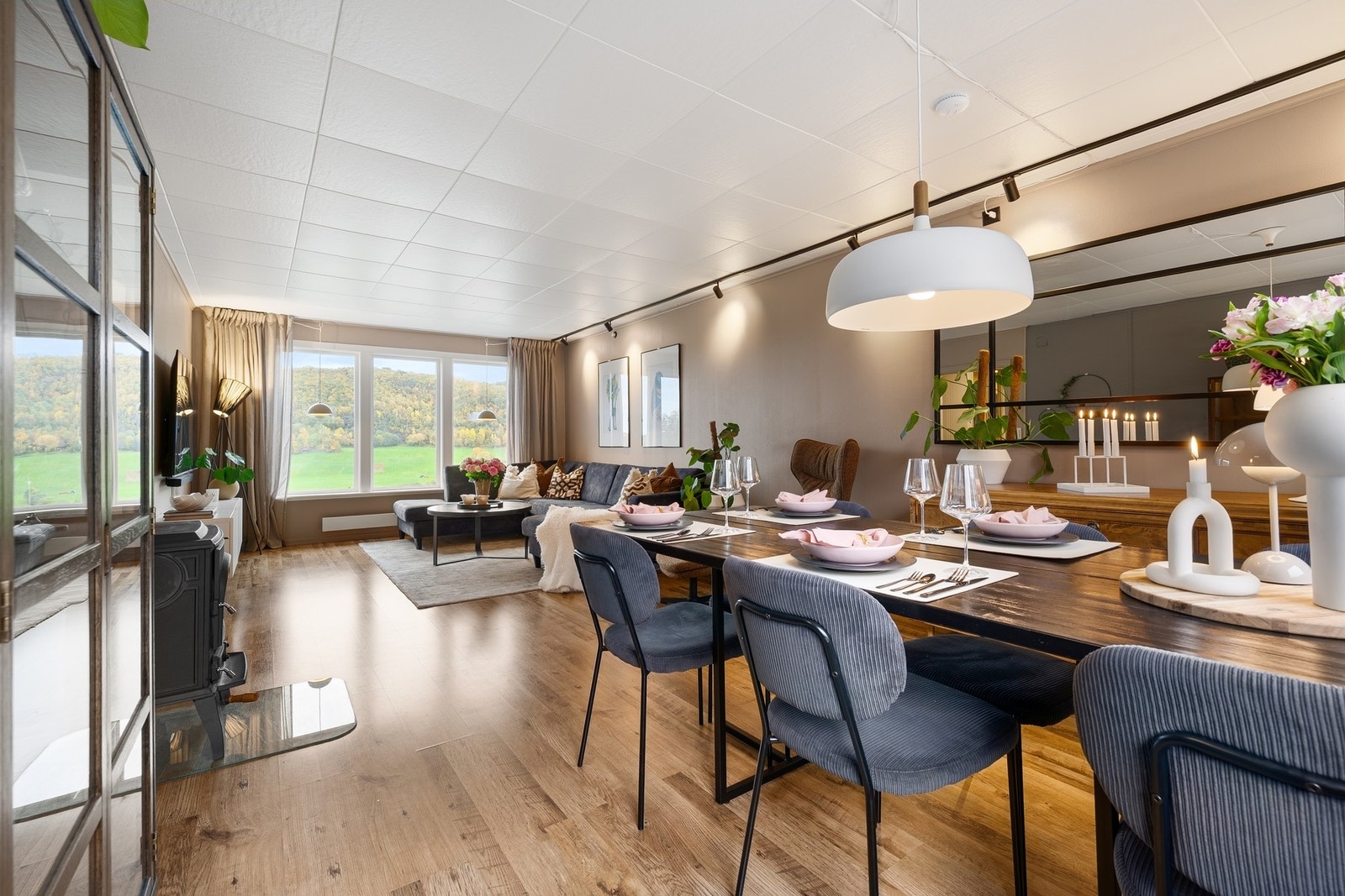 Her er alle hovedrommene på ett plan, i tillegg til kjeller med lagringsplass og vaskerom Galleribilde