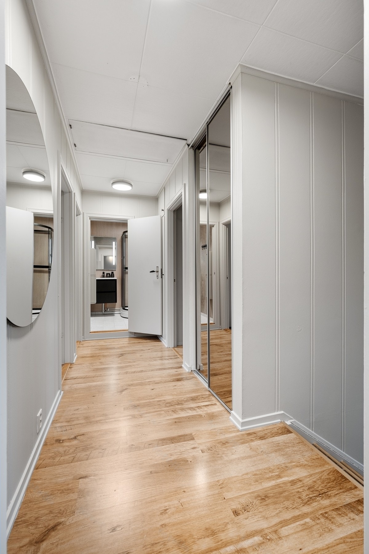 Skyvedørsgarderobe med speildører skaper god romfølelse og gjør det enkelt å holde boligen ryddig Galleribilde
