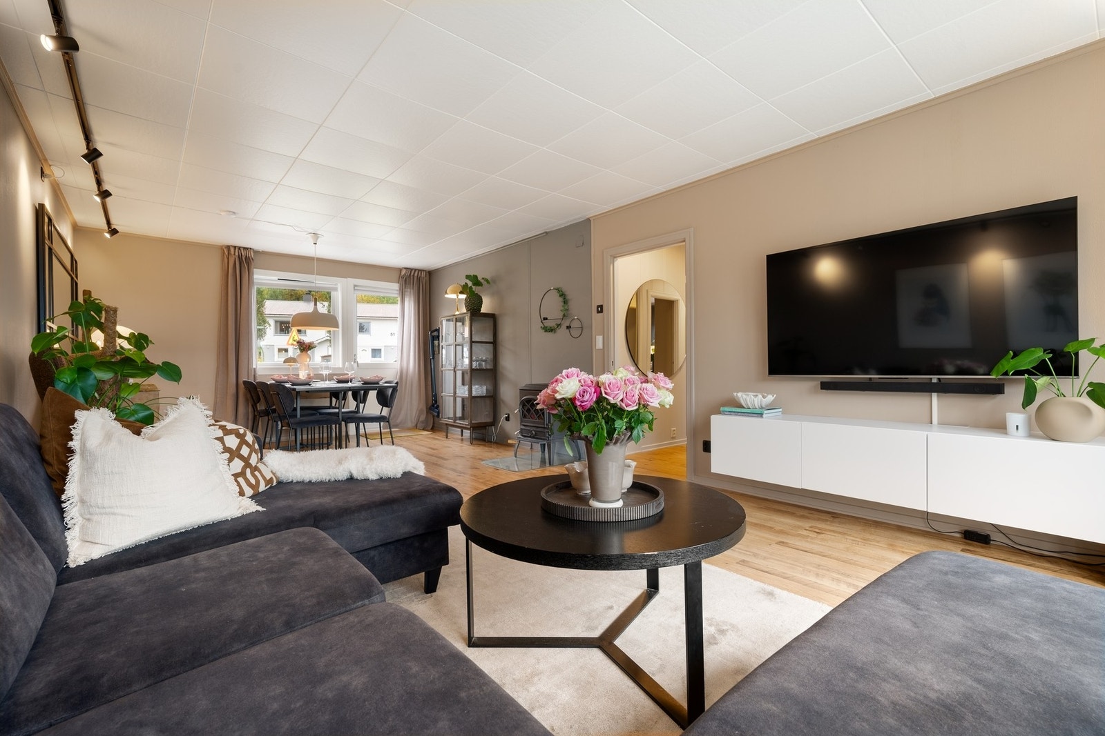 Velkommen inn! Pen halvpart av tomannsbolig med flere nylige oppgraderinger - et lettstelt og praktisk hjem! Galleribilde