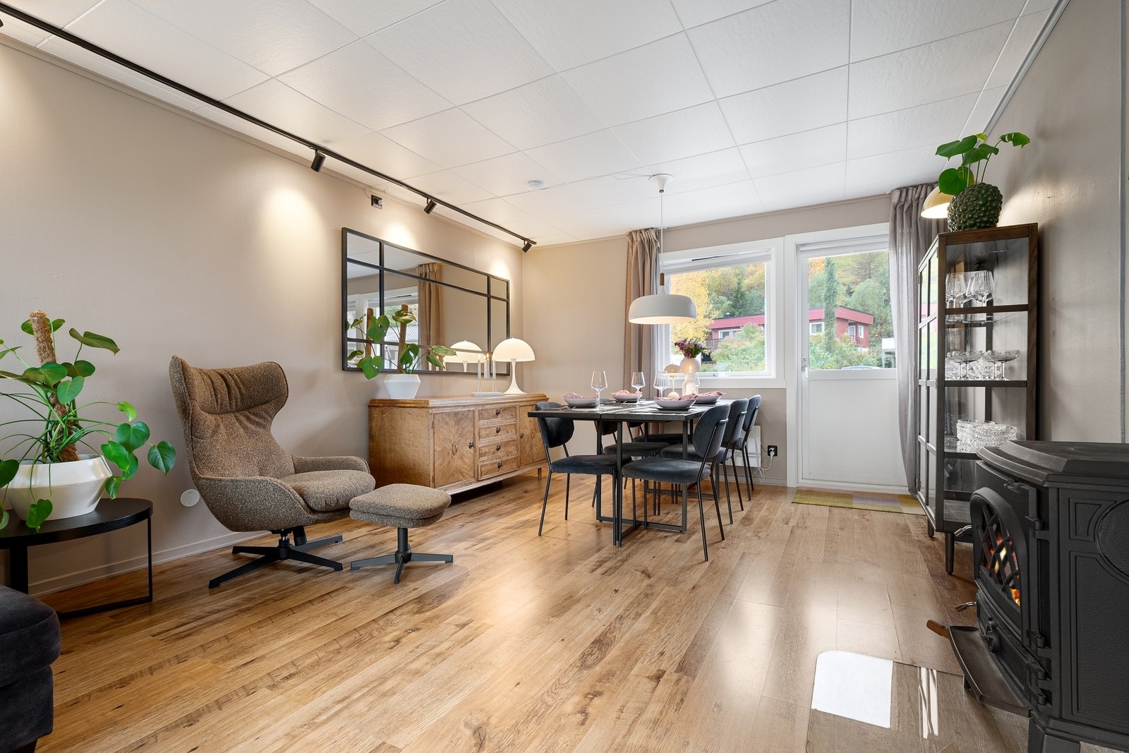 Denne delen av stua har adkomst til terrasse og hage Galleribilde