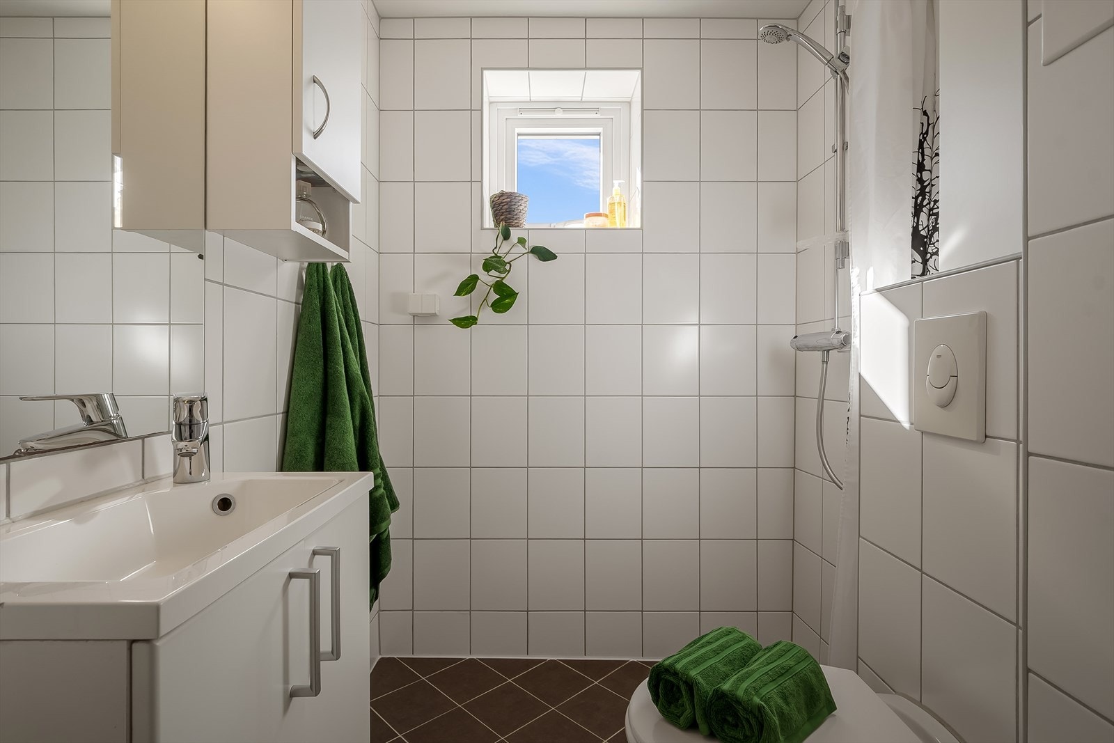 Flislagt bad med varmekabler pusset opp i 2015. Galleribilde