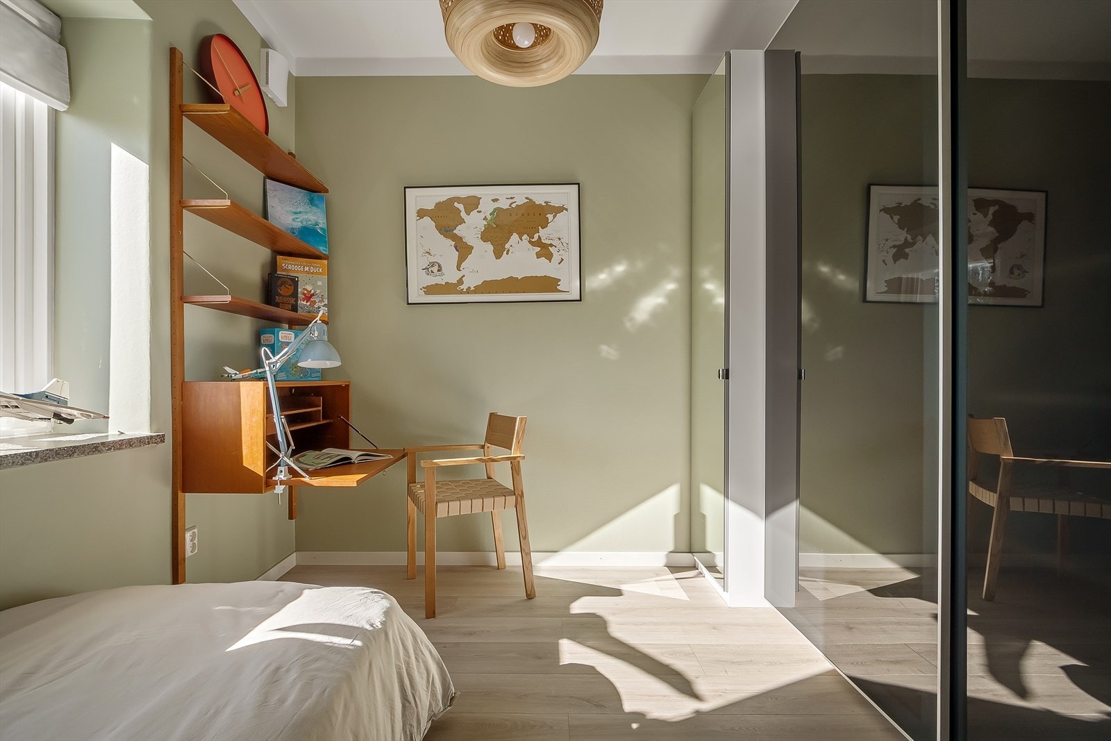 Det er plass til seng, skrivebord og gardedrobeskap. Galleribilde