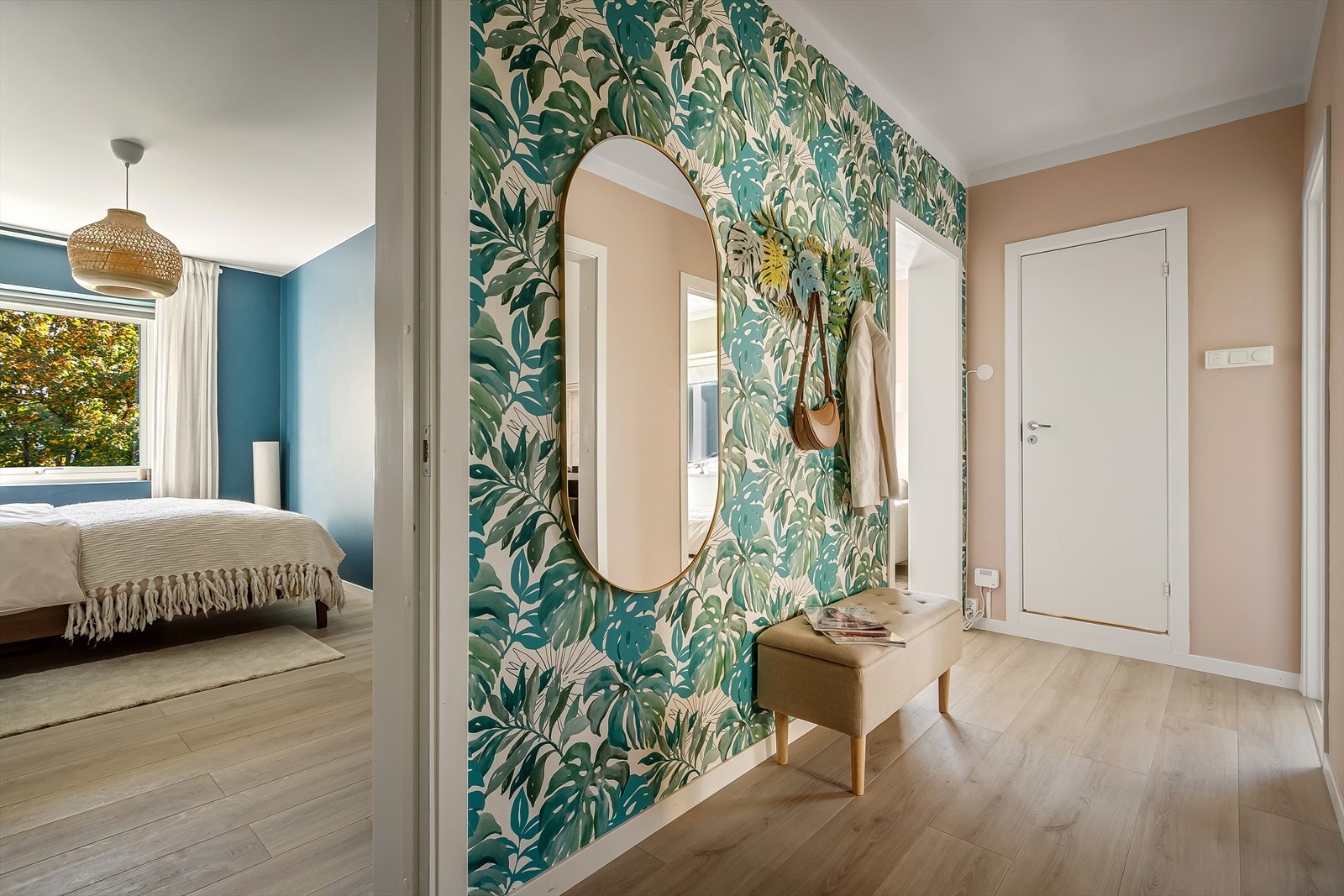 Praktisk og romslig entré med plass til å henge fra seg yttertøy og sette fra seg sko. Galleribilde