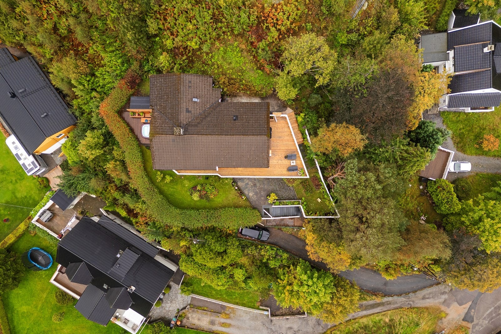 I tillegg til en innbydende enebolig kommer også garasjen på 34 m² med elbillader. Galleribilde