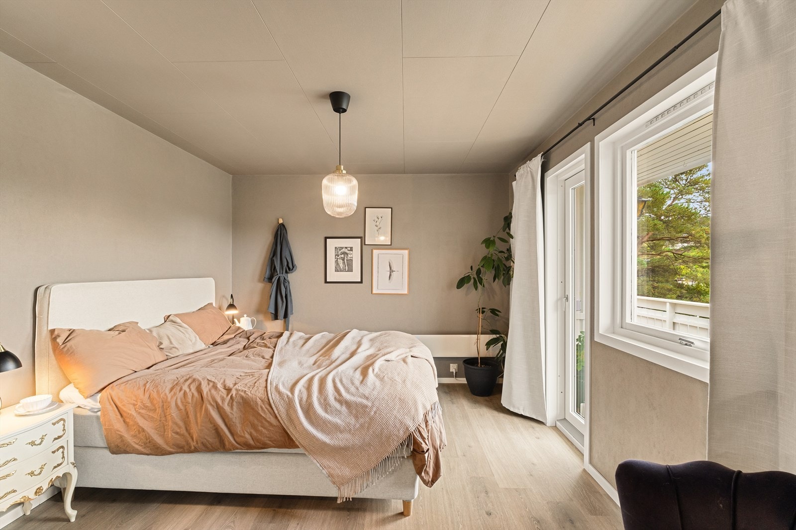 Romslig og flott hovedsoverom med utgang til terrasse. Galleribilde