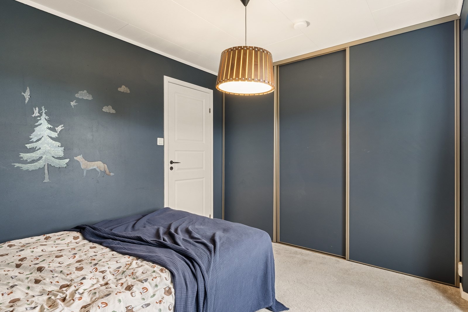 Romslig og flott soverom med stor skyvedørsgarderobe. Galleribilde