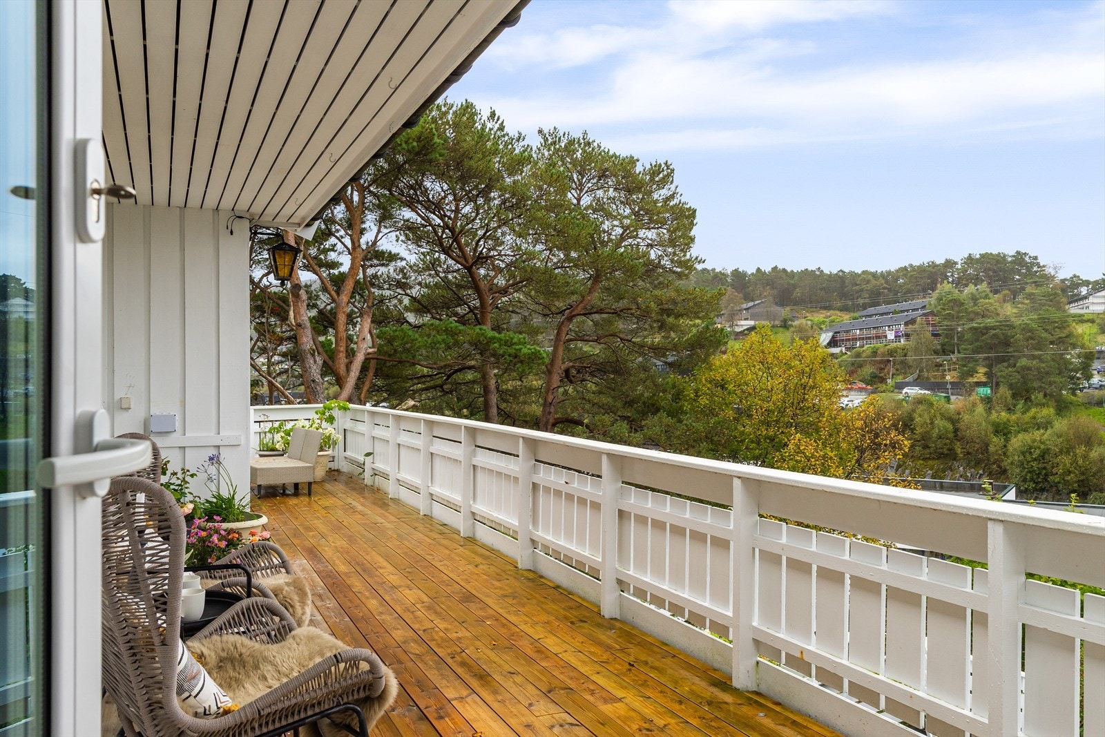 Solrik terrasse på ca. 54 m² med tilkomst fra stue og soverom. Galleribilde