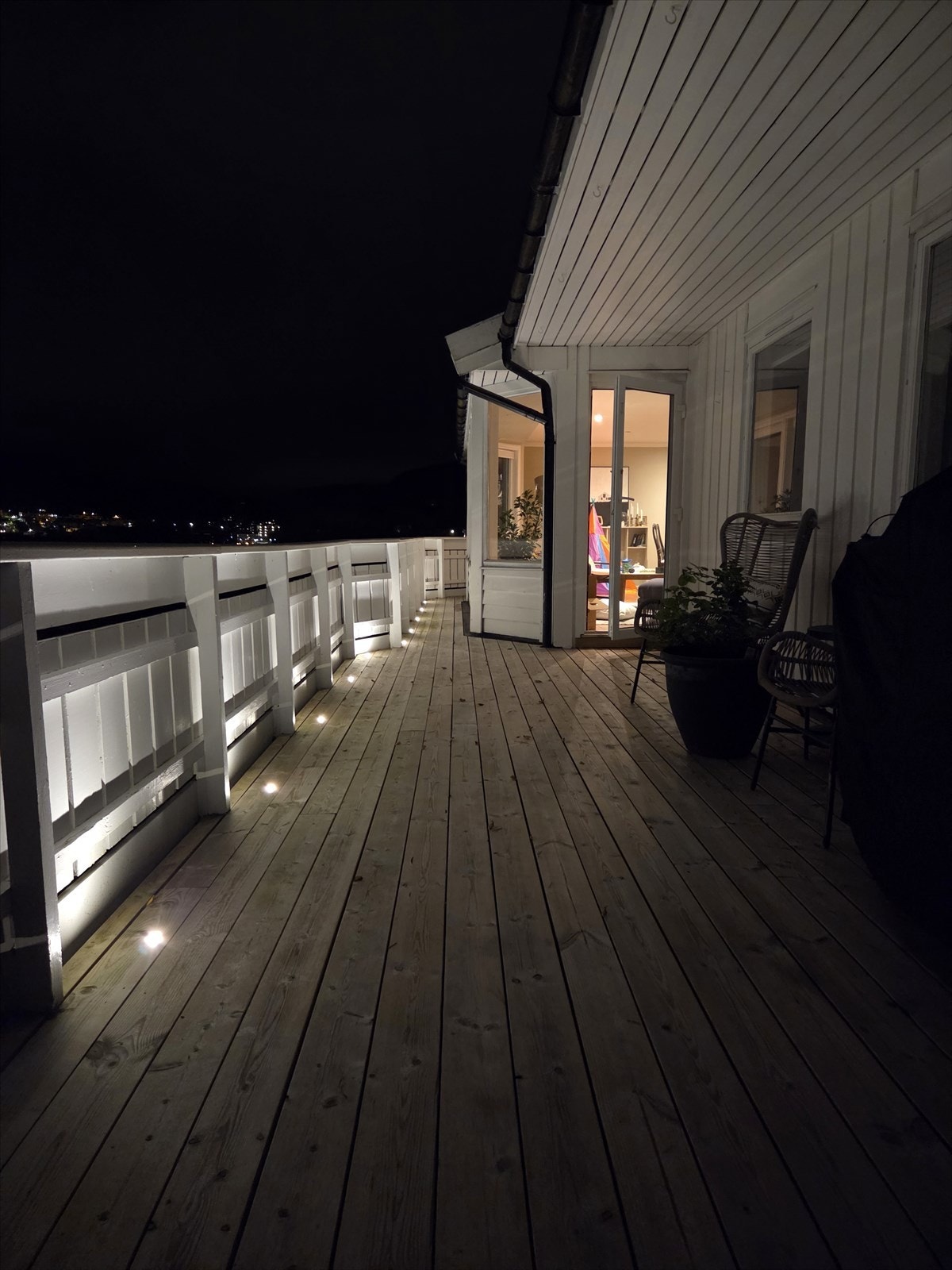 Spotter i gulv på terrasse. Lekker detalj. Galleribilde