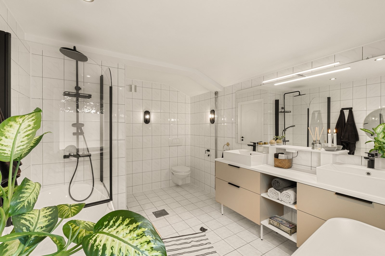 Badekar, dusj, dobbel servant og vegghengt toalett Galleribilde