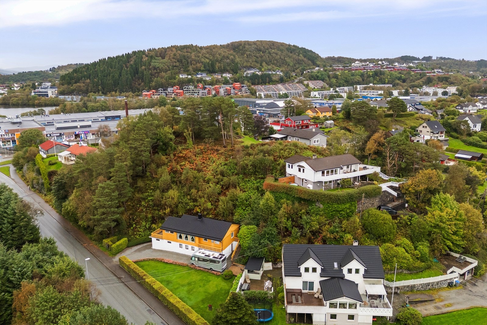 Litleåsvegen 20B har en barnevennlig og flott beliggenhet på Nyborg i et etablert boligfelt. Galleribilde
