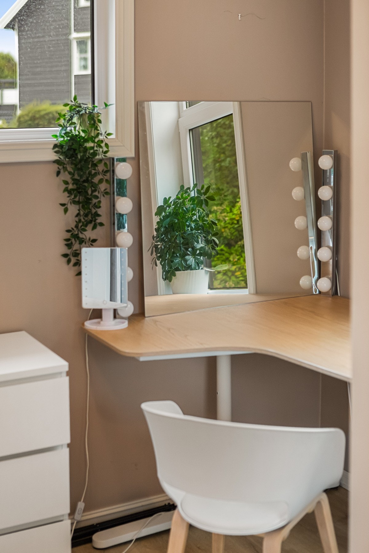 Skrivebord med god plass til dagligdags bruk Galleribilde